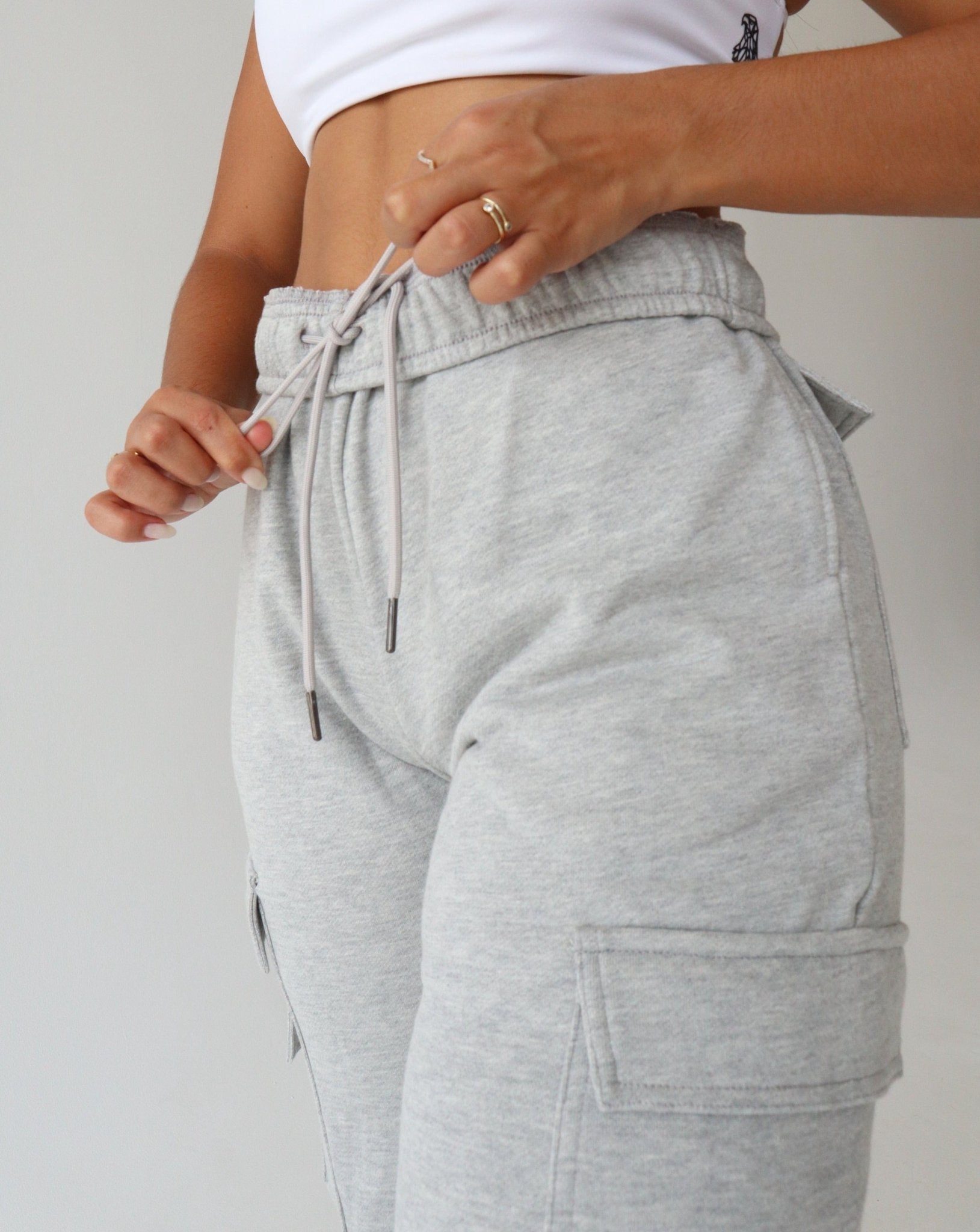 CMFRT Cargo Sweatpants - HEATHER GREY - LIBERA Fitness Apparel. Upgrade your loungewear with versatile and stylish cargo sweatpants. Experience comfort and convenience with functional pockets and an adjustable waistband.