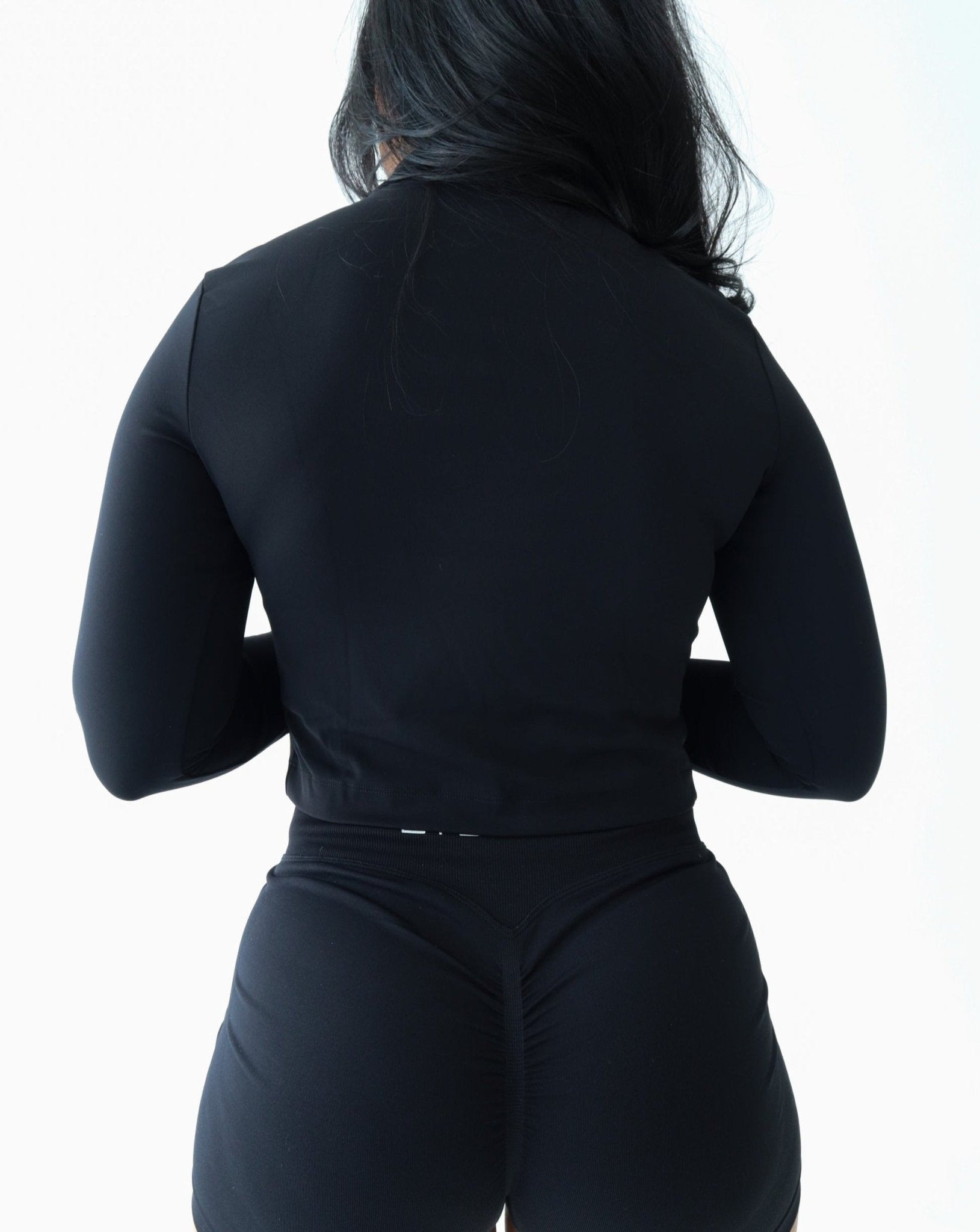 REFINE Cropped Training Jacket - BLACK - LIBERA Fitness Apparel. Stay stylish and comfortable during workouts with our REFINE Cropped Training Jacket. Perfect for outdoor sessions.