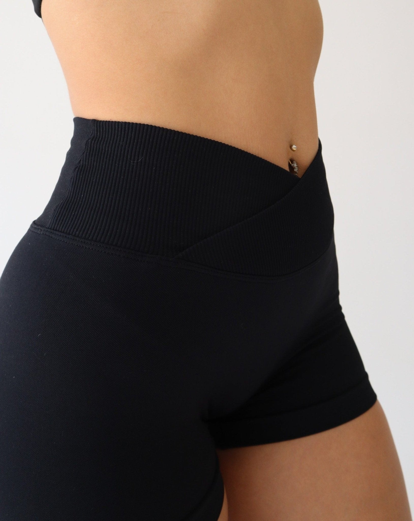 REFINE Seamless Shorts - BLACK - LIBERA Fitness Apparel